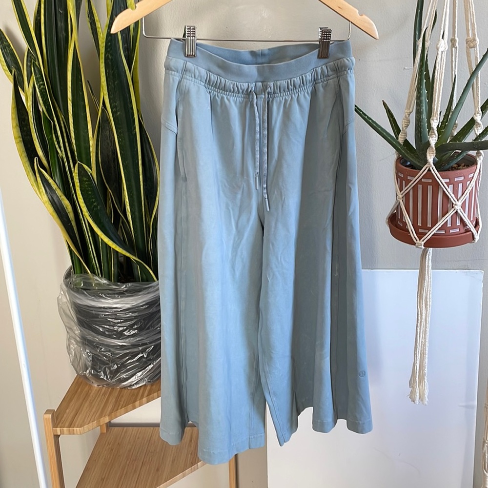 Blue lululemon flowy crop